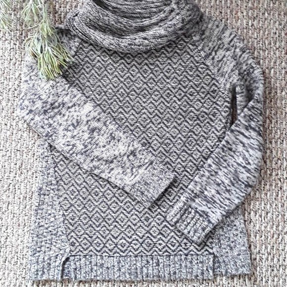 Nomadic Trader Two Tone Gray Cowl Neck Pullover Sweater Size S - Picture 7 of 7